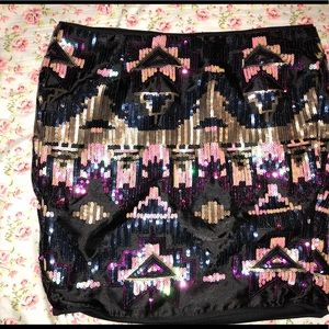 Embroidered mini skirt 🤩